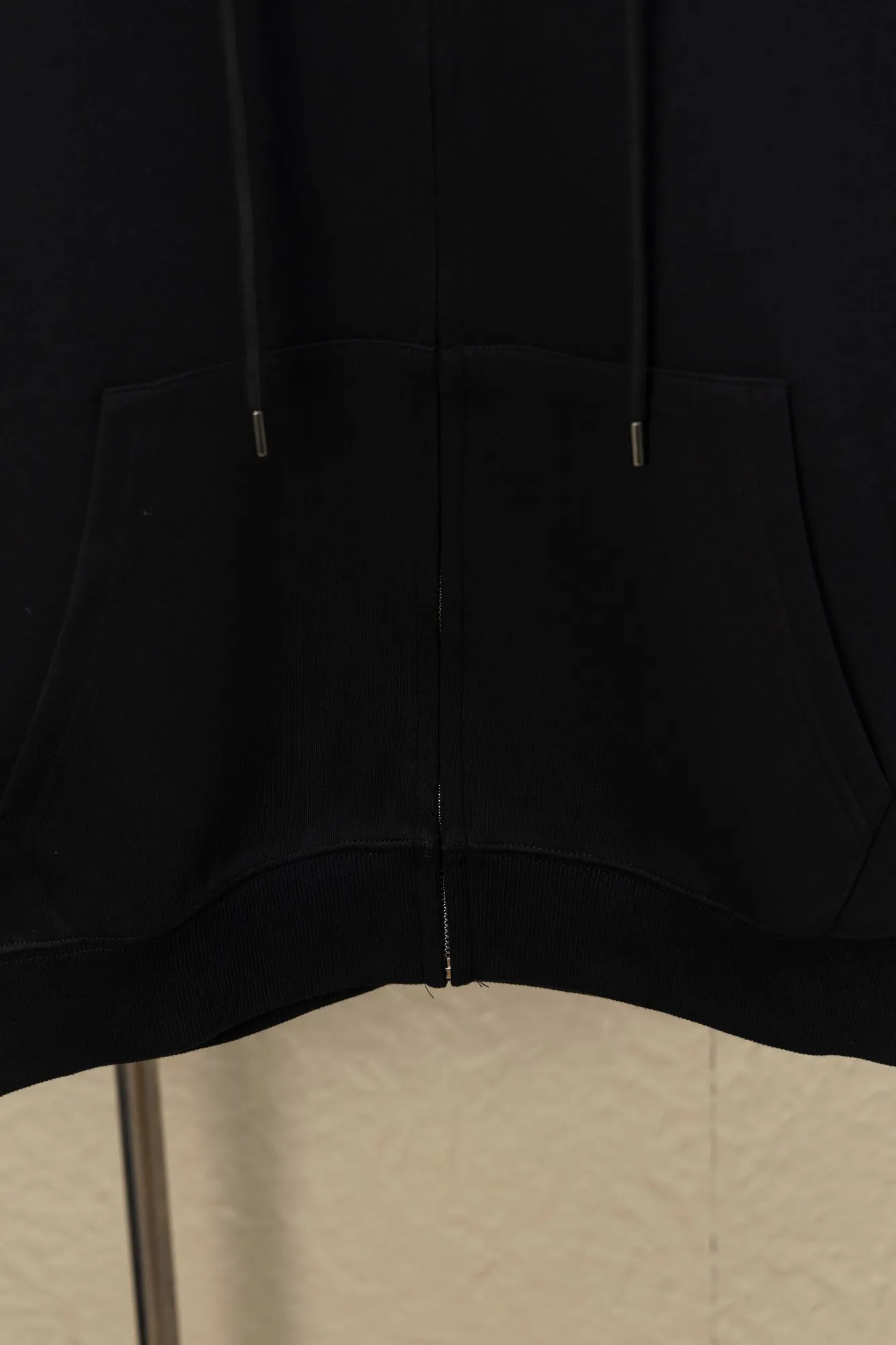 P270 Style No.: JZ024 Raff embroidered small label hooded jacket. Xuanwang New Rescue Limited Counter Jacket 420g air layer compound fabric. Imported machine full classic embroidered small label os version. Versatile style. Couple style. Color: black, navy. Size: S M L XL.
